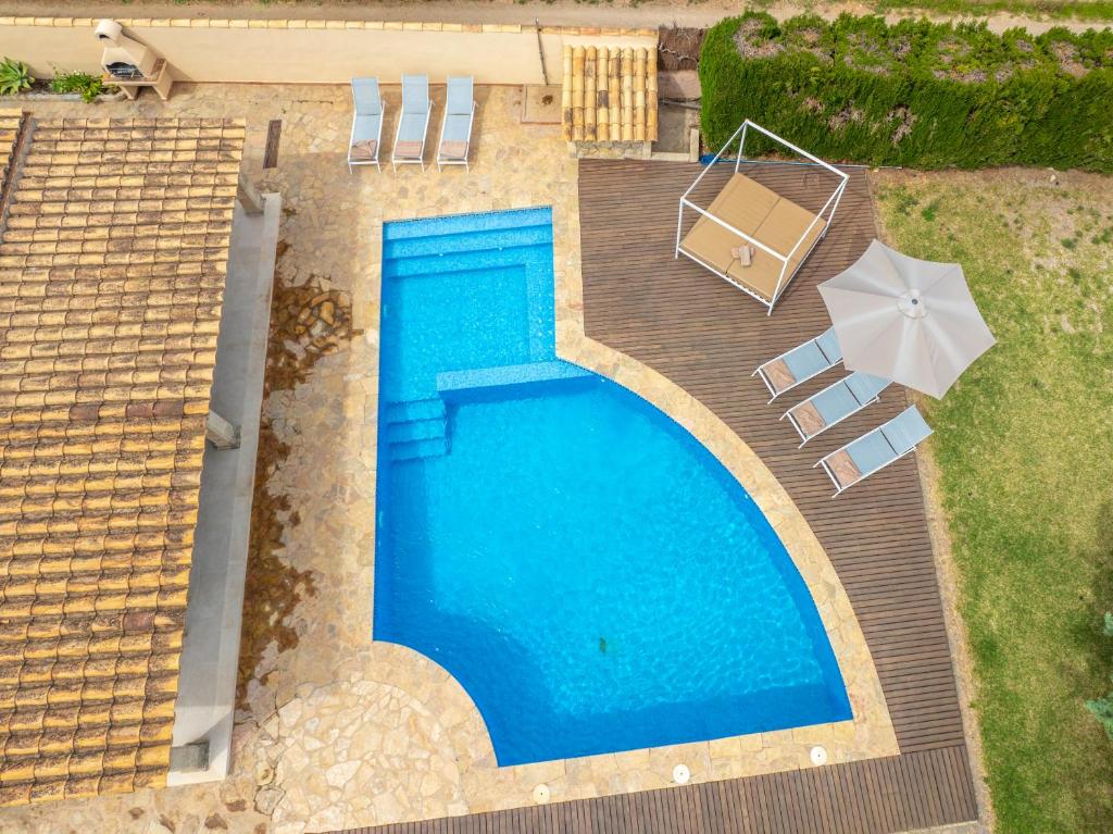 Bazén v ubytování Villa Benvingut by Sealand Villas nebo v jeho okolí