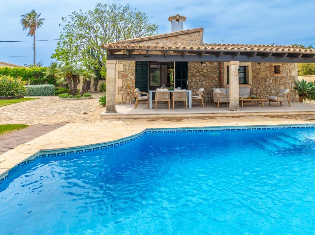 Bazén v ubytování Villa Benvingut by Sealand Villas nebo v jeho okolí