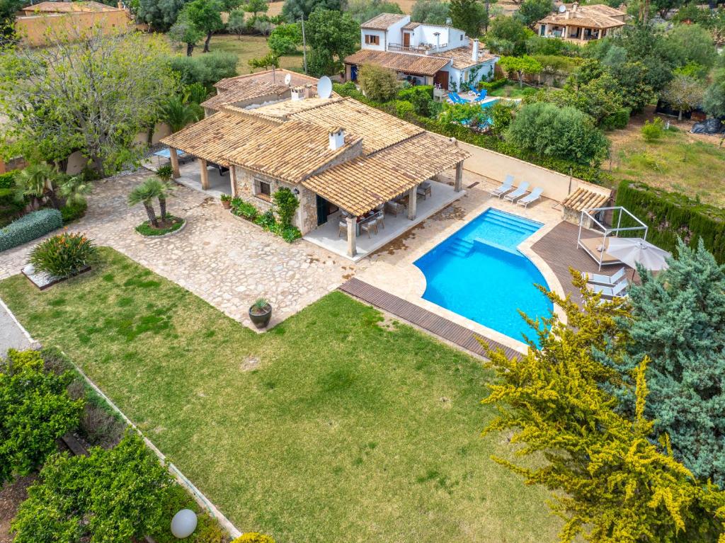 Bazén v ubytování Villa Benvingut by Sealand Villas nebo v jeho okolí