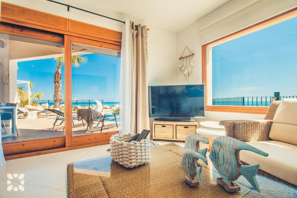 TV a/nebo společenská místnost v ubytování Villa Mykonos by Abahana Villas