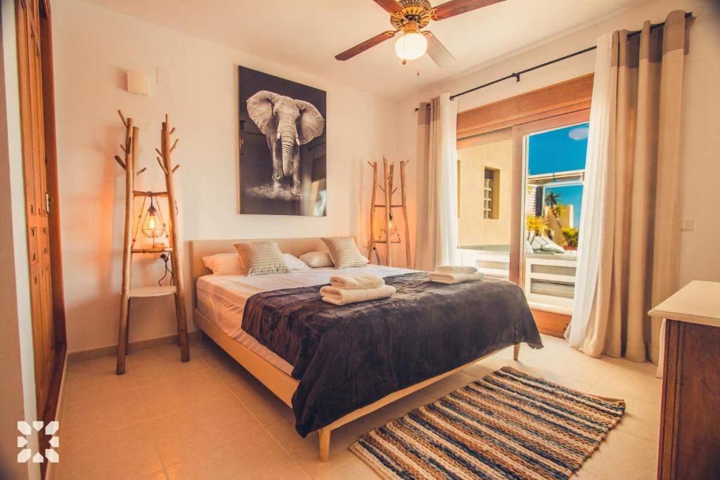 Postel nebo postele na pokoji v ubytování Villa Mykonos by Abahana Villas