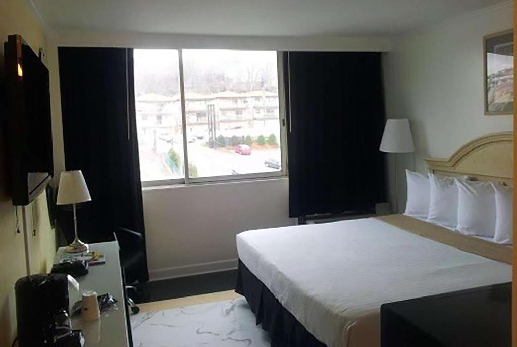 Postel nebo postele na pokoji v ubytování Ramada by Wyndham North Bergen