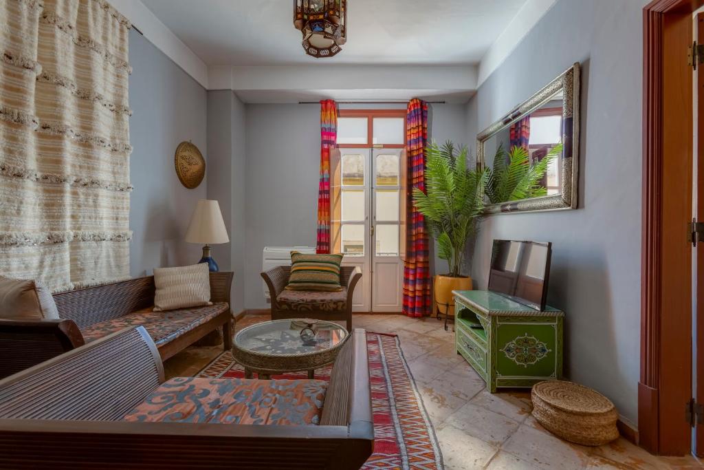 a living room with a couch and a table at Casa da Moura in Lagos