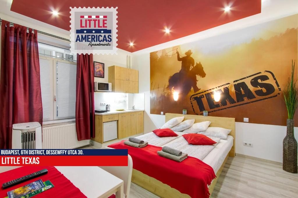 1 dormitorio con 1 cama extragrande con dosel en la pared en Little Americas Opera Apts, en Budapest