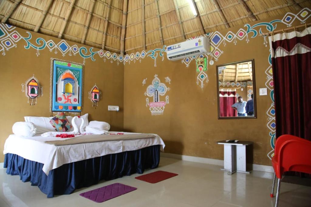 een slaapkamer met een groot bed in een kamer bij Padmini Heritage Resort in Ajmer