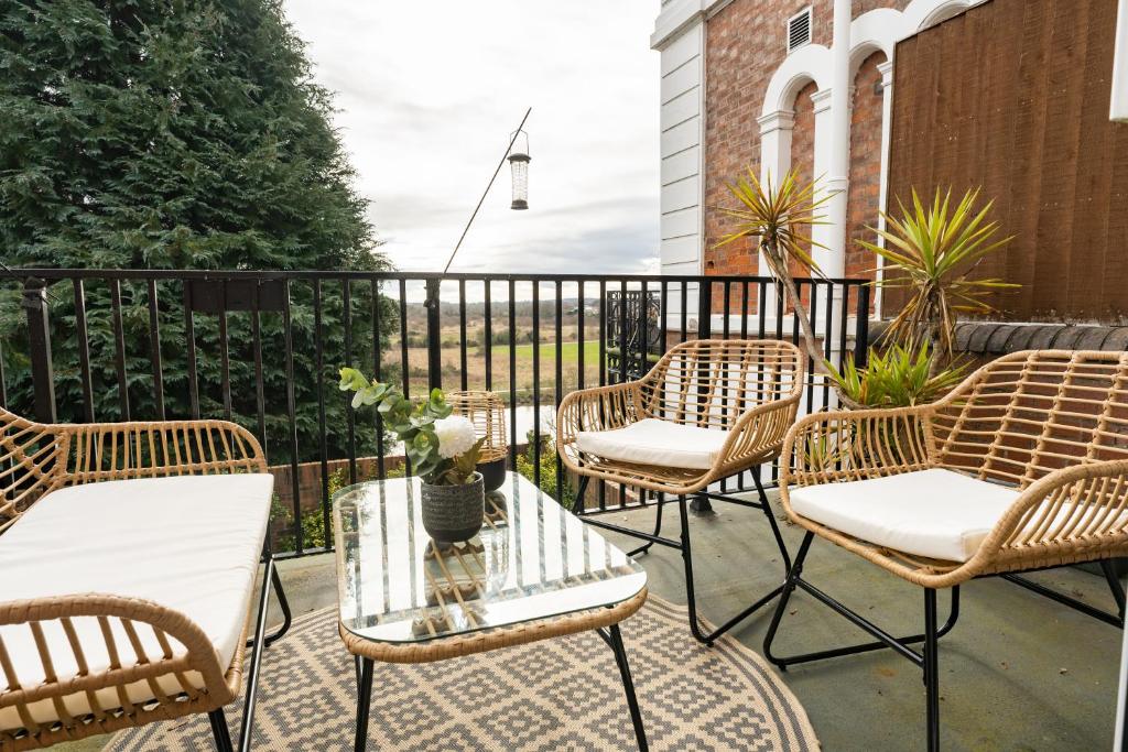 a group of chairs and tables on a patio at Well presented 2 bedroom Chester cottage with great river views in Chester
