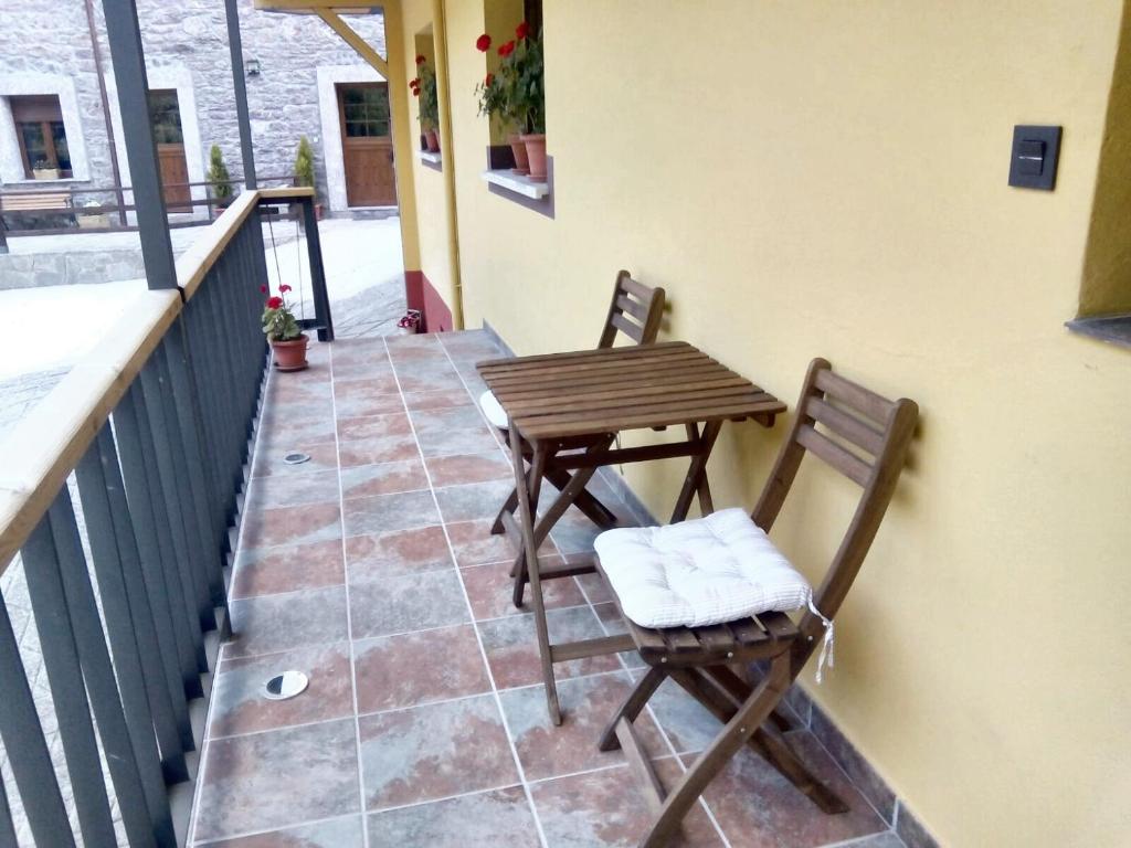 La RieraにあるStudio with terrace and wifi at La Rieraのバルコニー(椅子2脚、木製テーブル付)