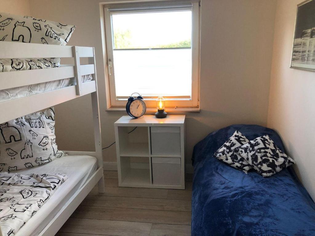 een kleine slaapkamer met een bed en een raam bij Haus-Selkie in Timmendorfer Strand
