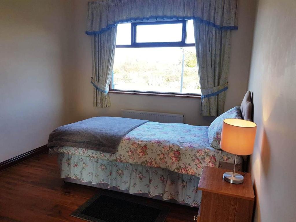 Postel nebo postele na pokoji v ubytování Pooreen House