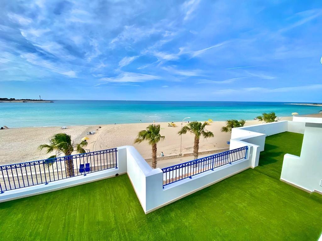 - une vue sur la plage depuis le balcon d'une maison dans l'établissement Hotel Egitarso Sul Mare, à San Vito Lo Capo