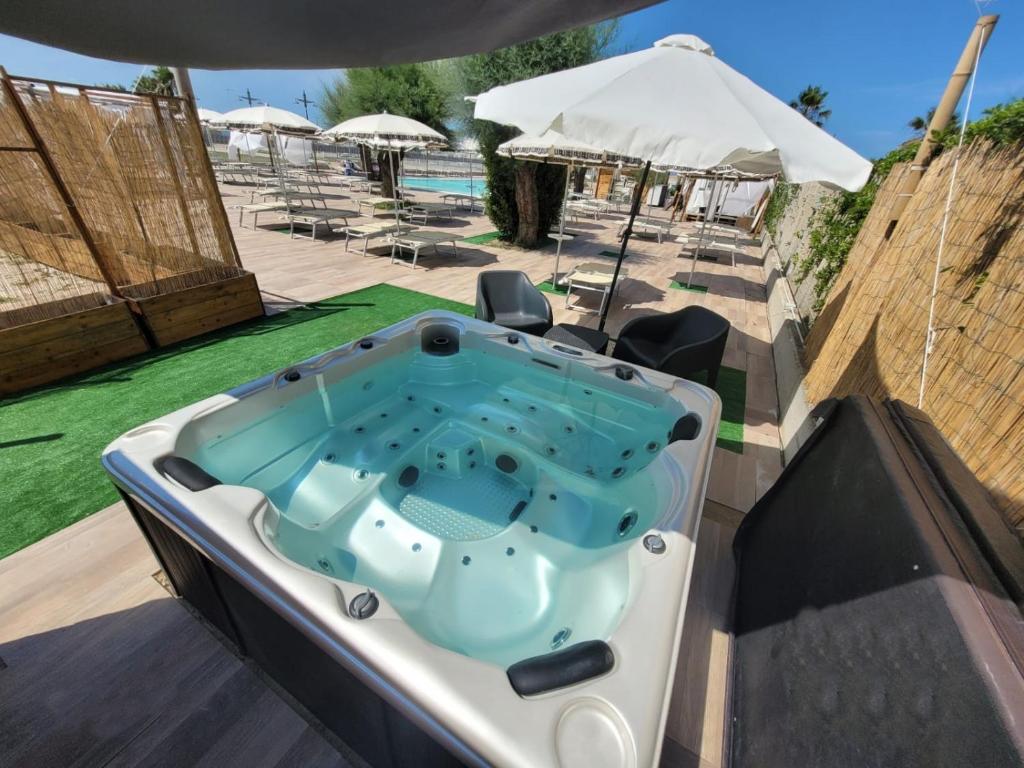 Foto dalla galleria di Sunset Village a Marina di Montenero