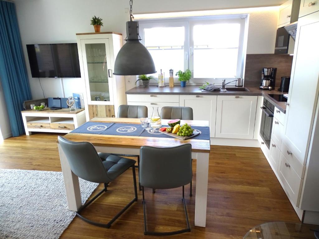 a kitchen with a table with a bowl of fruit on it at Gode Wind Quartiere 3 in Dahme