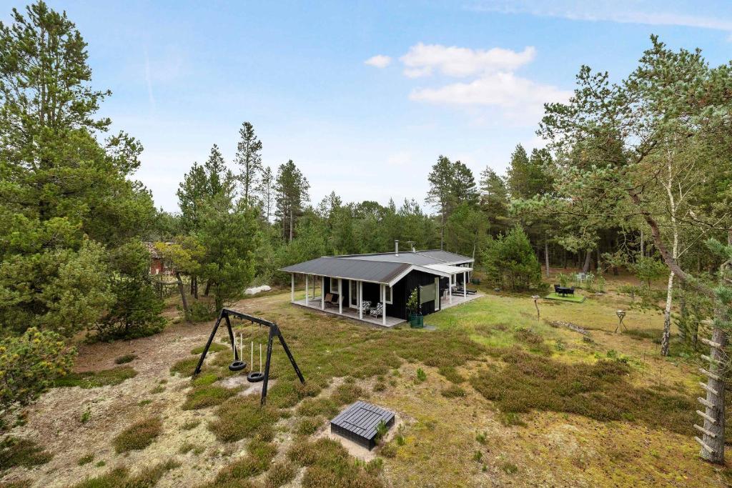 eine Luftansicht eines Hauses mit Spielplatz in der Unterkunft Charming Lovely Forest House in Hadsund