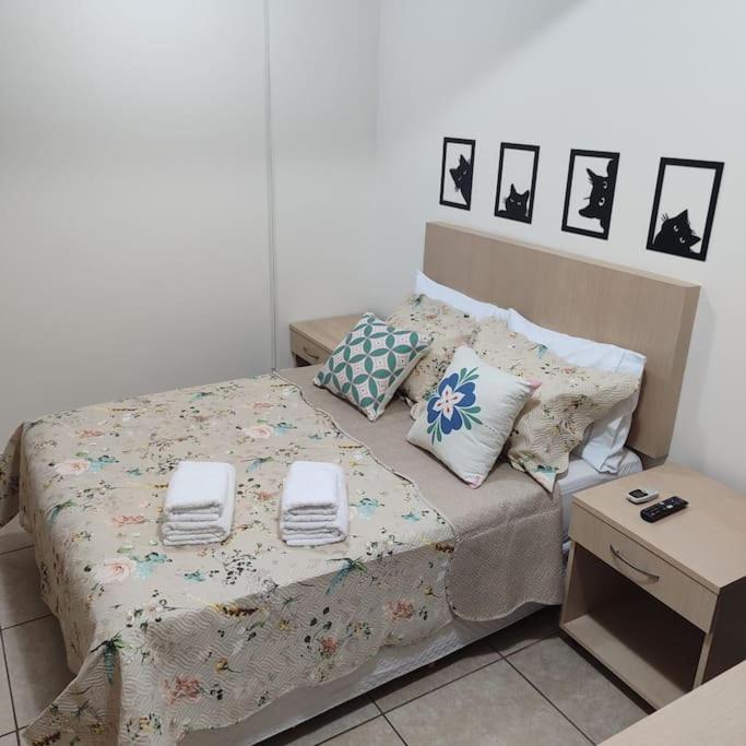 1 dormitorio con 1 cama con 2 toallas en Sudoeste Flat Perfeito! en Brasilia