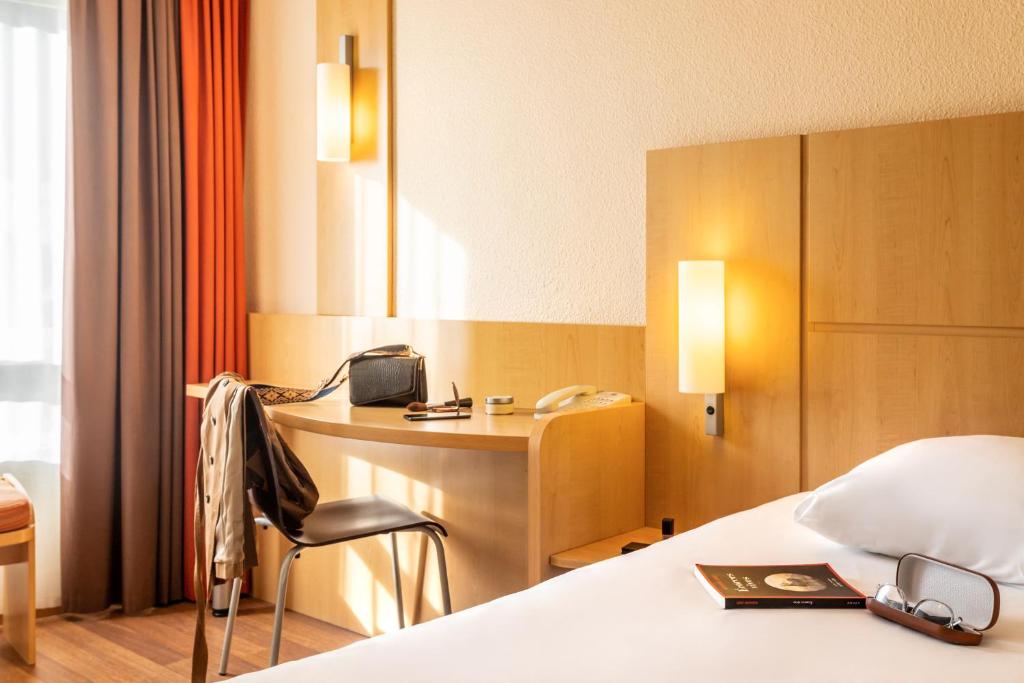 Postel nebo postele na pokoji v ubytování ibis Antwerpen Centrum