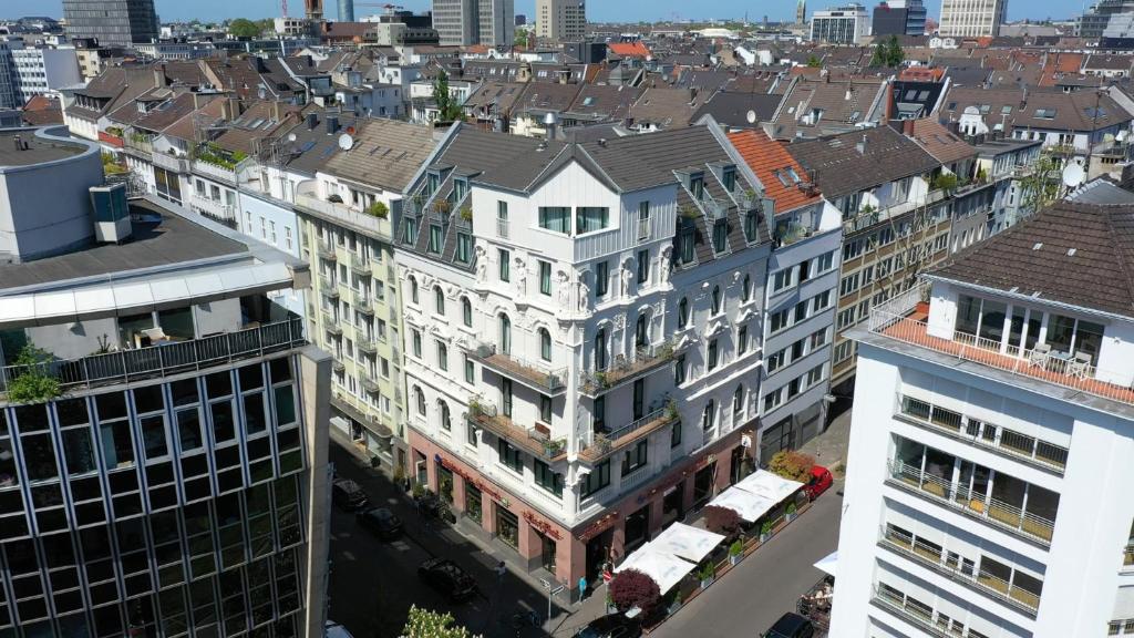 una vista aérea de los edificios de una ciudad en DEVIN Art Hotel en Düsseldorf