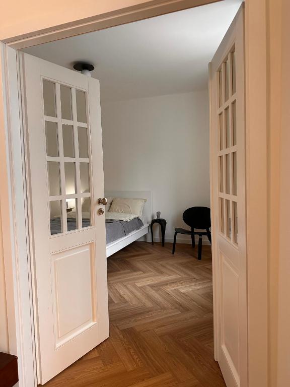 a room with a bed and an open door at Apartament przy Łazienkach Królewskich in Warsaw