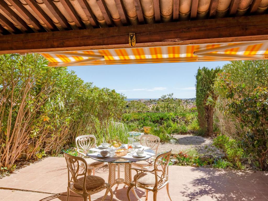 une table et des chaises sur une terrasse avec vue dans l'établissement Holiday Home Les Maisons du Golf-2 by Interhome, à Sainte-Maxime