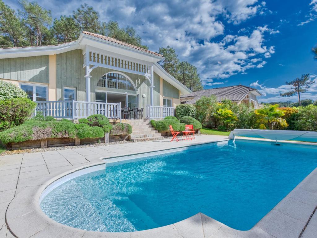une piscine devant une maison dans l'établissement Holiday Home Atlantic Green by Interhome, à Lacanau-Océan
