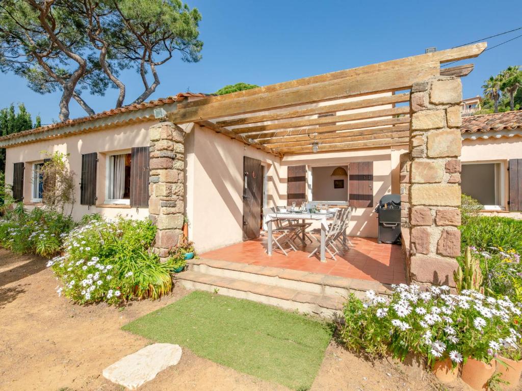 une petite maison avec un patio et une table dans l'établissement Holiday Home La Treille by Interhome, à Sainte-Maxime