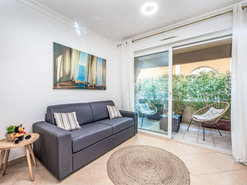 un salon avec un canapé et une table dans l'établissement Apartment Parc Pointe Croisette by Interhome, à Cannes