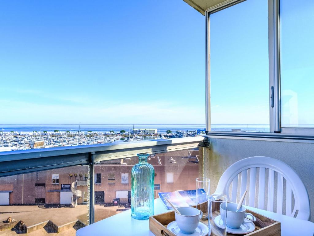 - une table avec vue sur la ville depuis une fenêtre dans l'établissement Studio Port Arcachon-9 by Interhome, à Arcachon