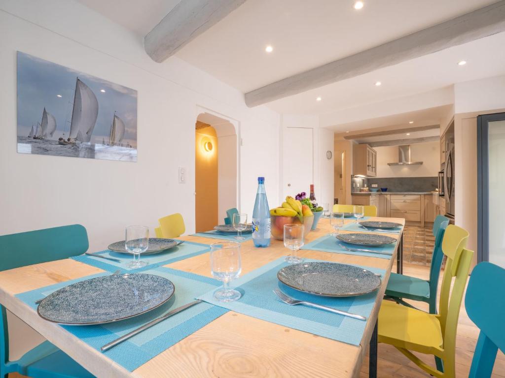 - une salle à manger avec une table et des assiettes dans l'établissement Holiday Home La Petite Occitane by Interhome, à Emponse