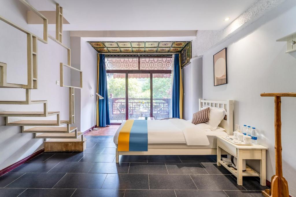 Postel nebo postele na pokoji v ubytování Xi'an See Tang Guesthouse