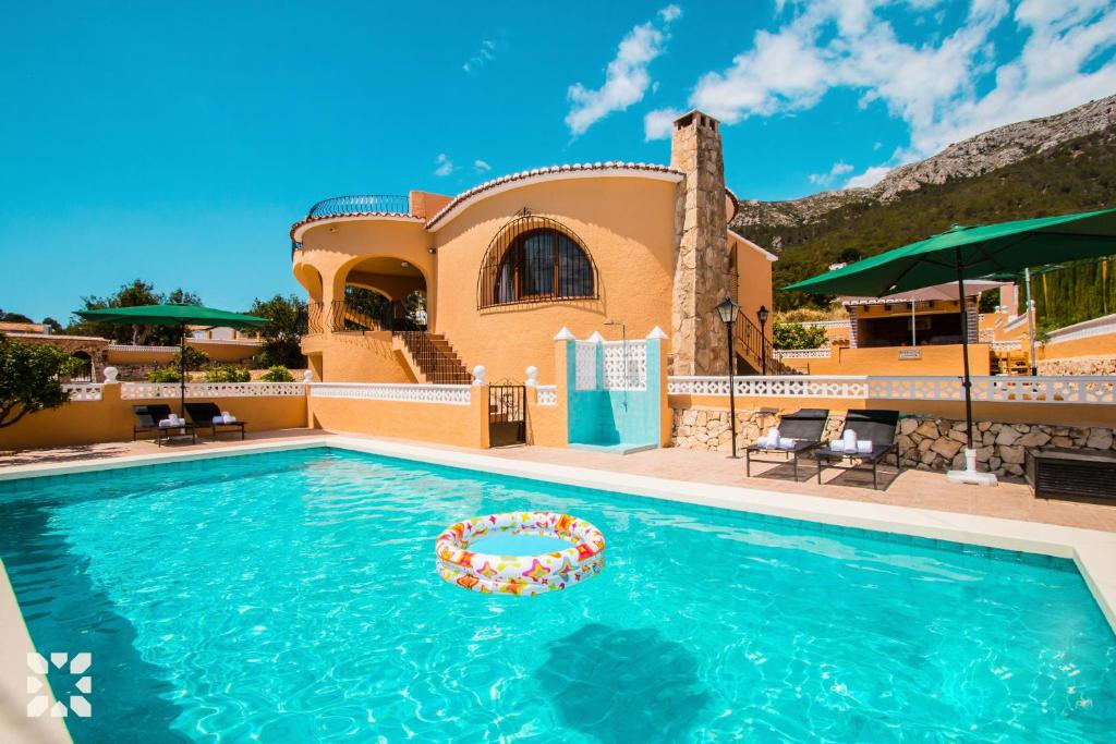 eine Villa mit einem Pool und einem Haus in der Unterkunft Villa Teresa by Abahana Villas in Calpe