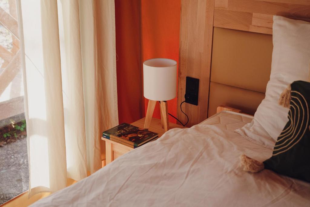 Postel nebo postele na pokoji v ubytování Glamping Mazury - Przystań Jeziorany