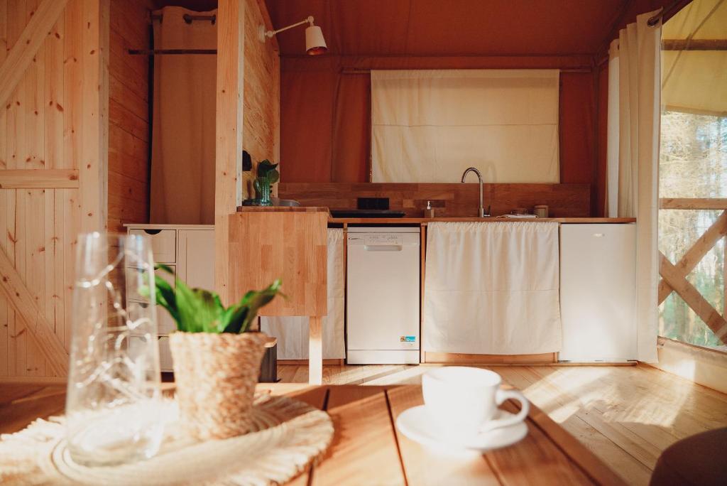 Kuchyň nebo kuchyňský kout v ubytování Glamping Mazury - Przystań Jeziorany