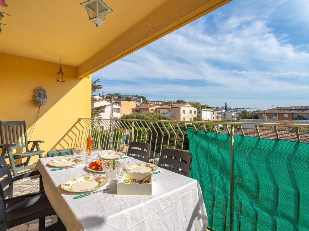 - une table sur un balcon avec vue dans l'établissement Apartment les voiles by Interhome, à Six-Fours-les-Plages