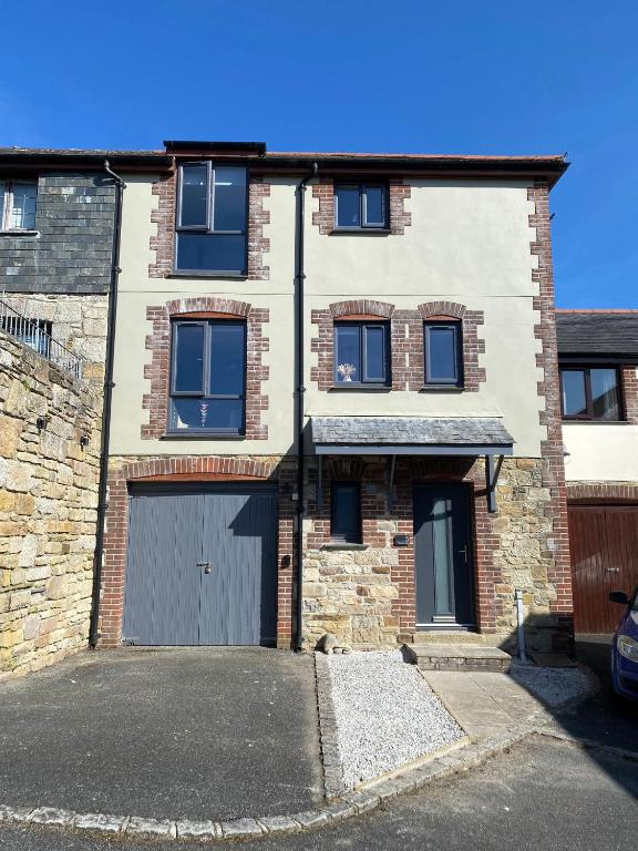 4 Bed House in Lovely Cornish Town, Saint Columb Major (updated prices