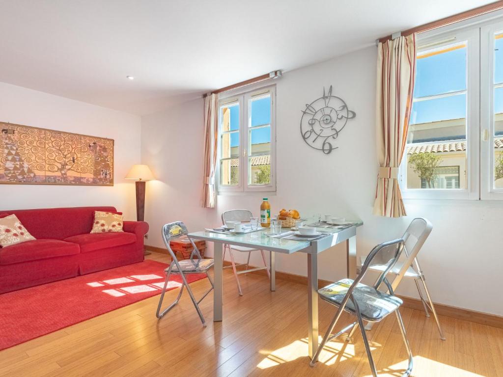 un salon avec un canapé rouge et une table dans l'établissement Apartment Boulevard Louis Blanc-2 by Interhome, à Saint-Tropez