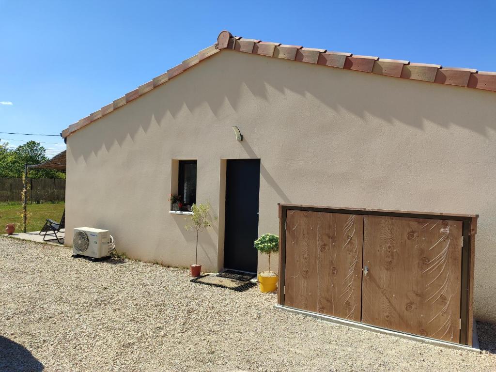 een klein huis met een garage bij Maison d'hôtes calme proche village in Bédoin