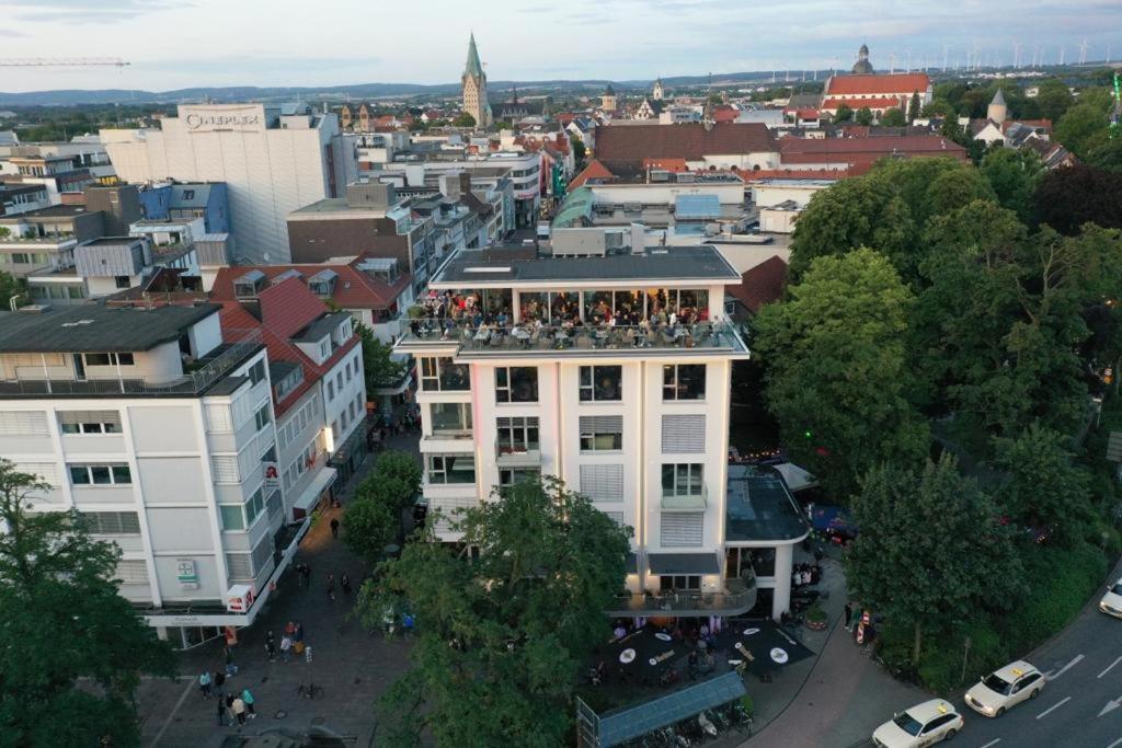 um grupo de pessoas sentadas em cima de um edifício em Hotel KUMP365 em Paderborn