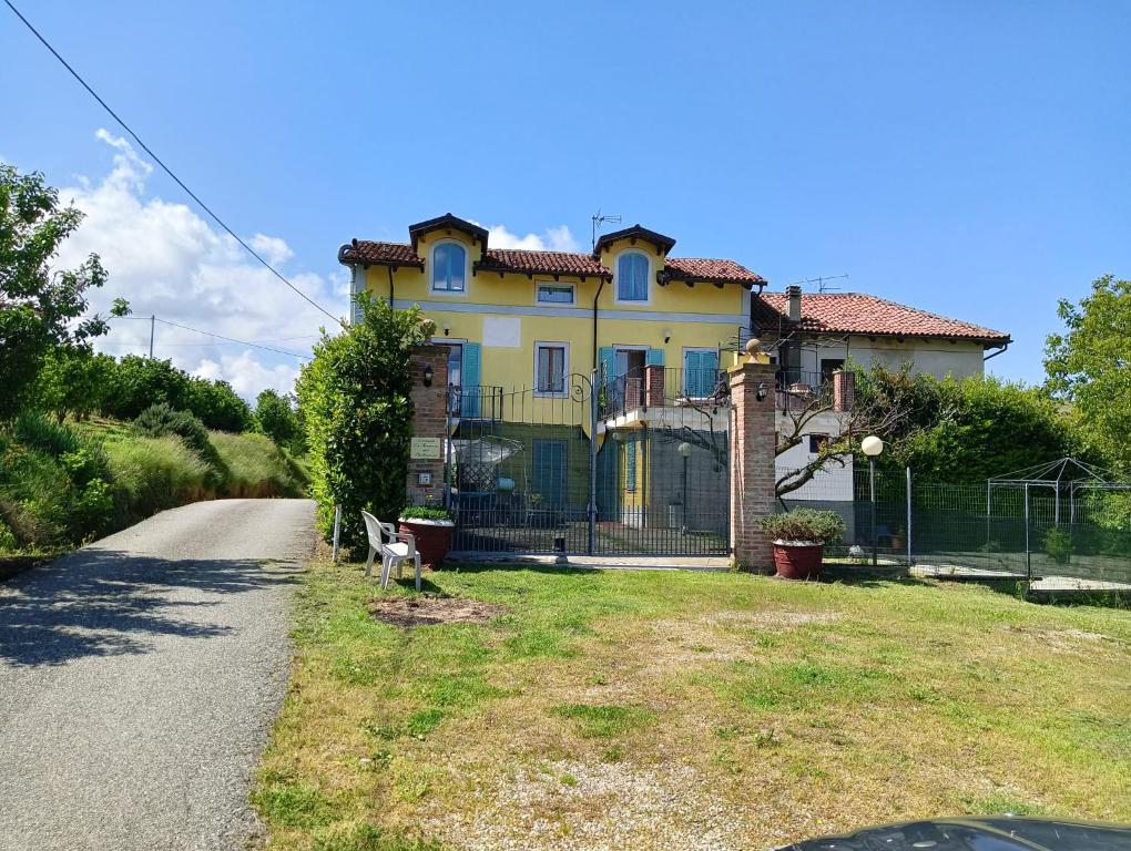 dom przy drodze w obiekcie La Terrazza del Barbaresco w mieście Neviglie