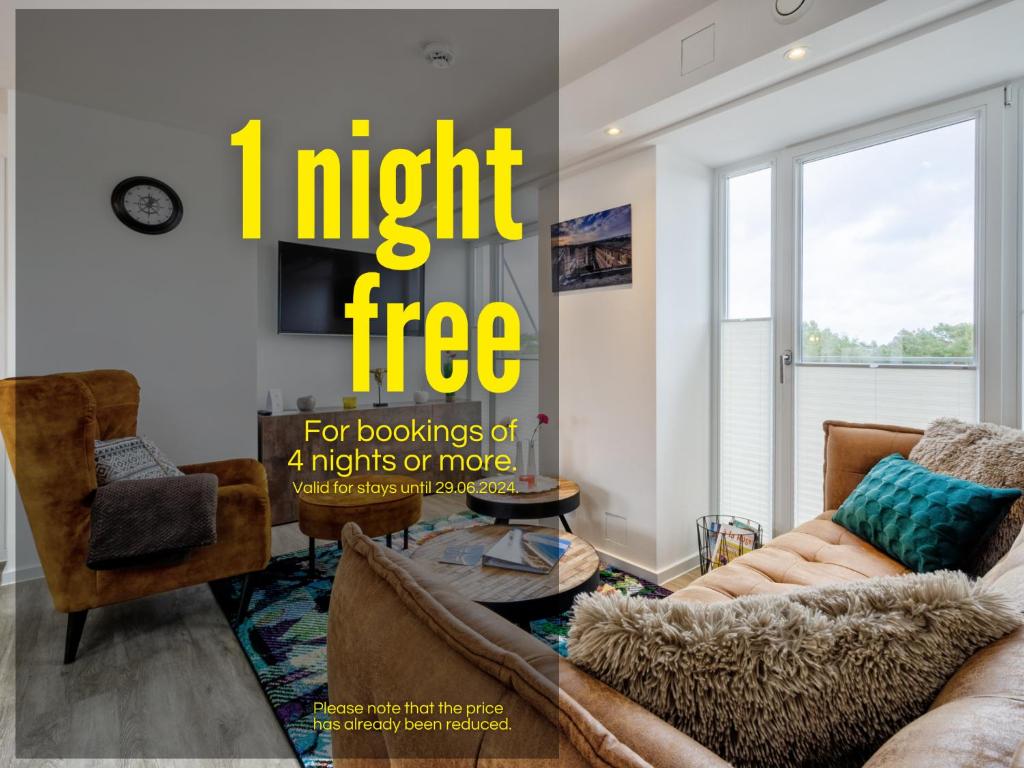 ein Magazin-Cover eines Wohnzimmers mit einem Sofa und Stühlen in der Unterkunft FeWo Prora - Heimathafen Penthouse in Binz