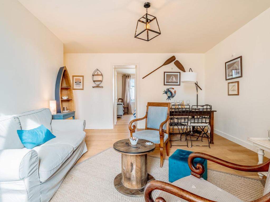 un salon avec un canapé et une table dans l'établissement Apartment Stella Maris by Interhome, à Dinard
