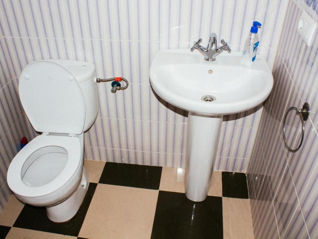 Un baño de Tipica Casa En Frigiliana con patio y terraza