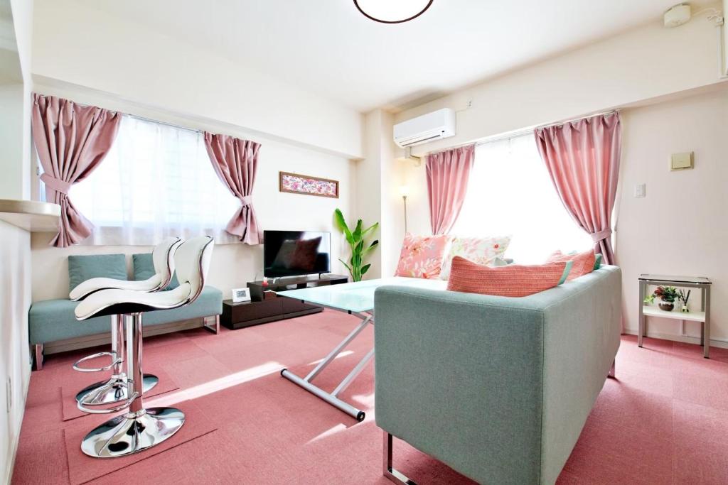 a living room with a couch and a table at Hana House - Vacation STAY 14531v in Ginowan