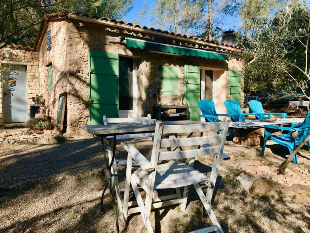 une table et des chaises devant une maison dans l'établissement La Ressource, à Montfort-sur-Argens