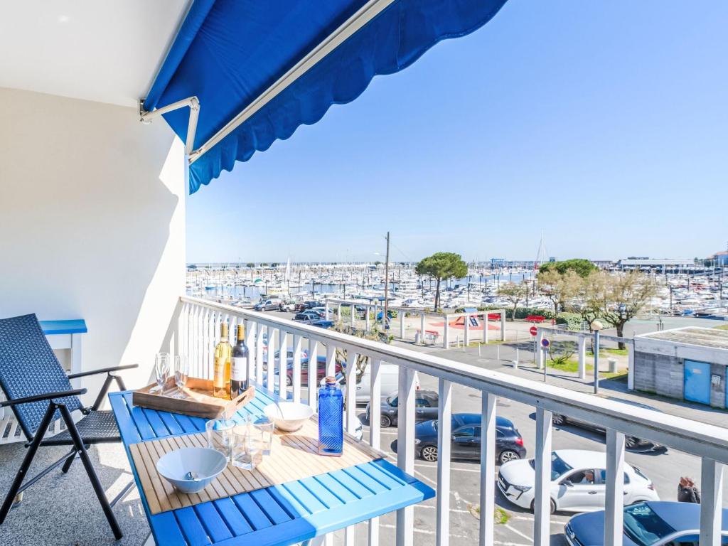 - une table sur un balcon avec vue sur le parking dans l'établissement Apartment Pleine Mer by Interhome, à Arcachon