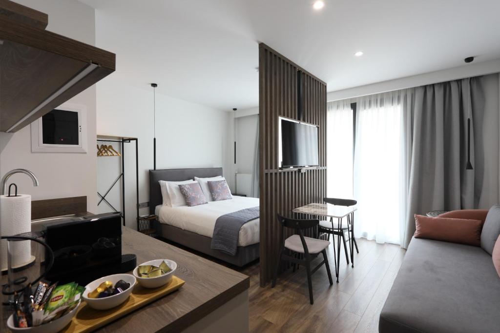 une chambre d'hôtel avec un lit et une table dans l'établissement ZEN STUDIO, à Ioannina