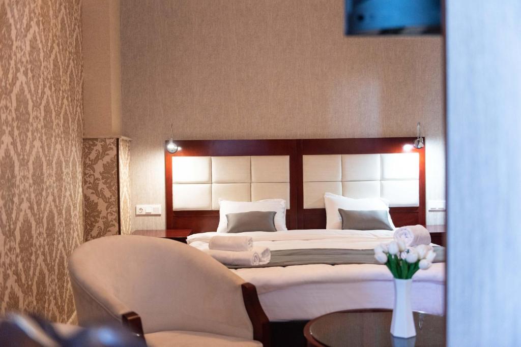 Säng eller sängar i ett rum på Kraveli Hotel
