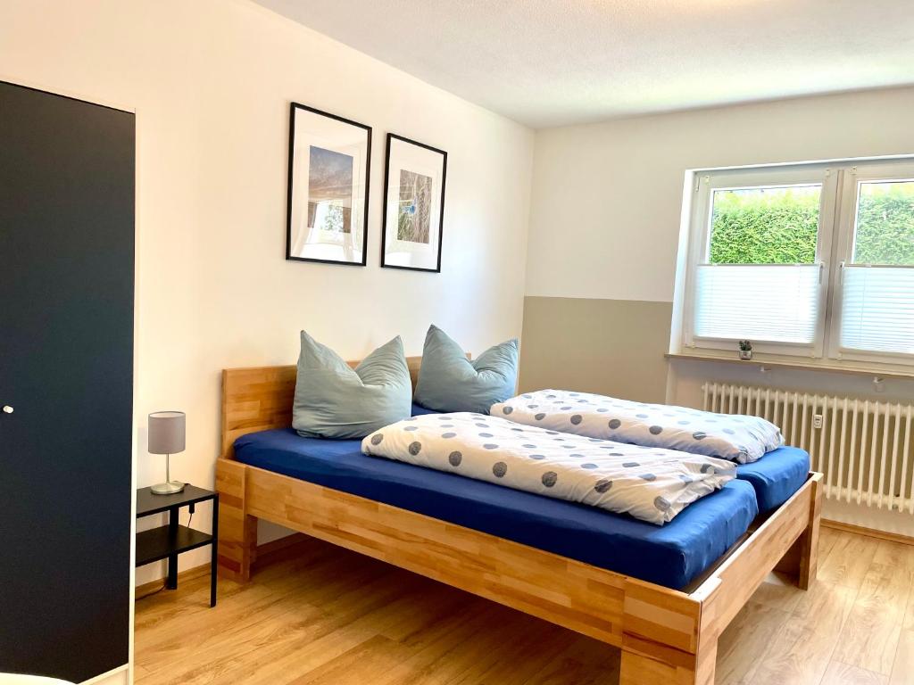 Un dormitorio con una cama con almohadas. en Komfort Ferienwohnung nähe Bosenberg, en Sankt Wendel