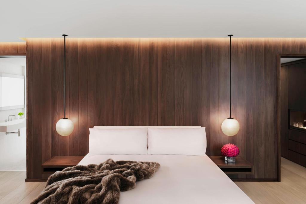The London EDITION - Berners Suite, Suite, 1 King, Corner Room