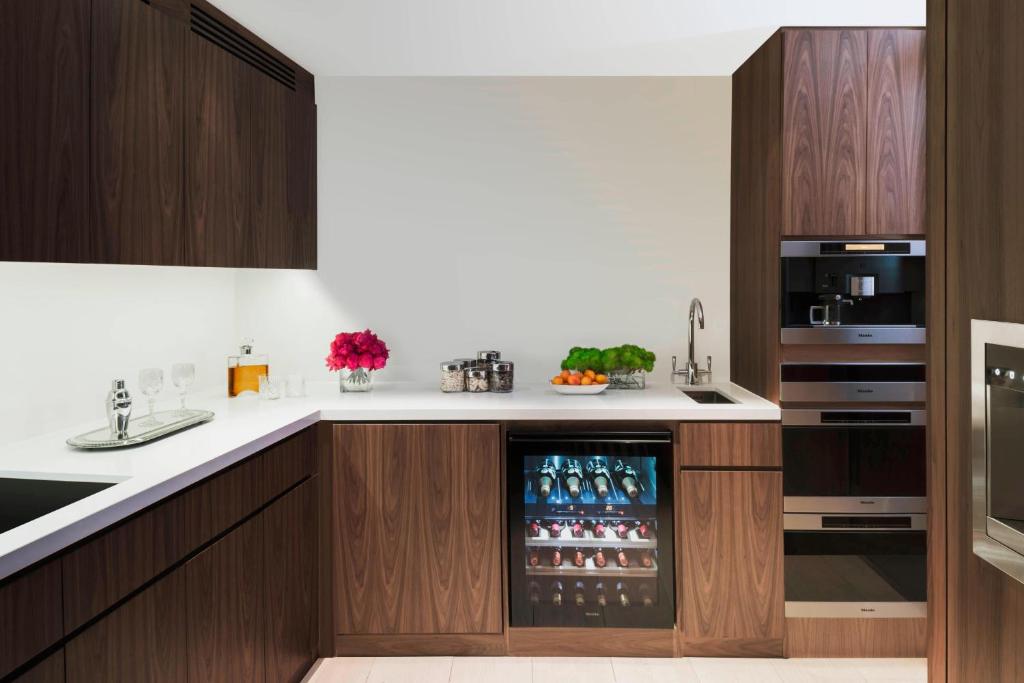The London EDITION - The Penthouse, 1 Bedroom Penthouse Suite, 1 King, City View, Terrace Level