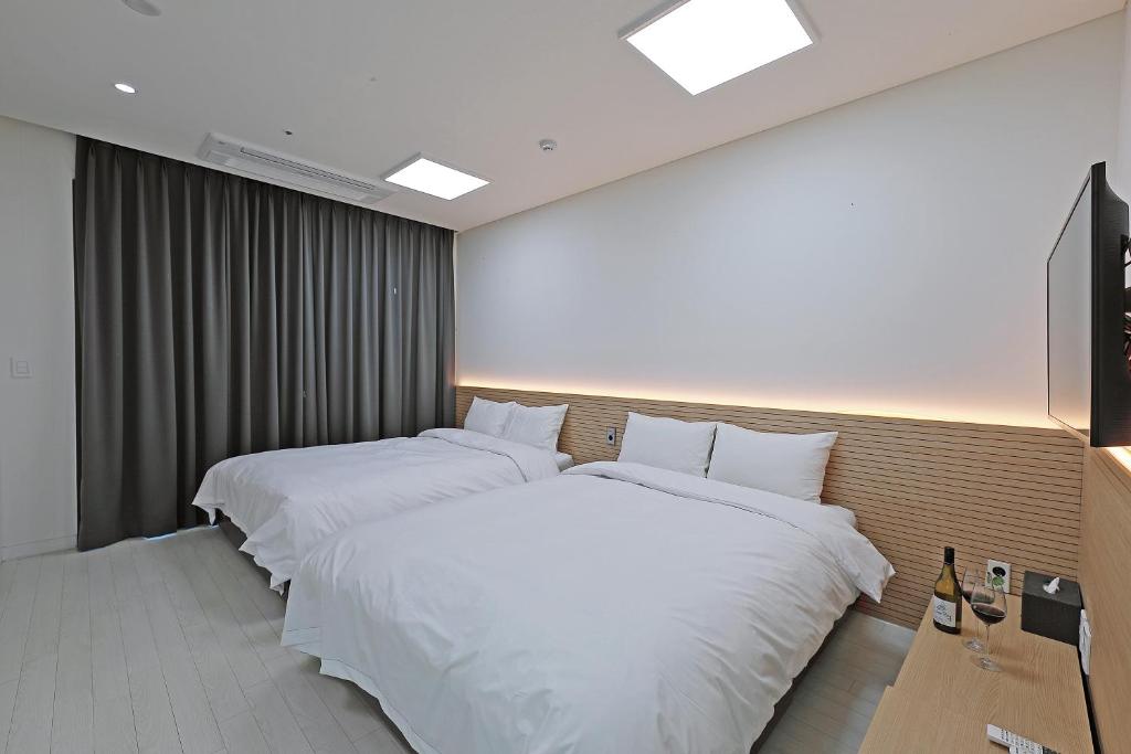 Postel nebo postele na pokoji v ubytování World Sky Residence Hotel