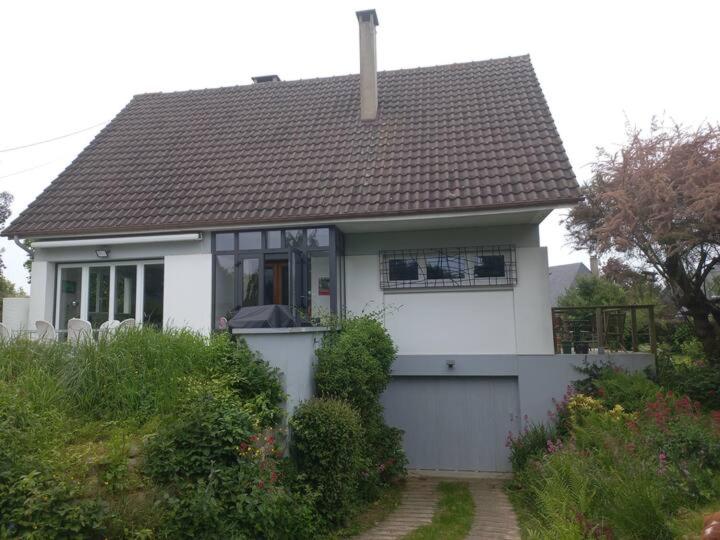una pequeña casa blanca con techo marrón en MAISON INDIVIDUELLE 110 M2-3 CHAMBRES-JARDIN 1000 M2 en Bois-Guillaume